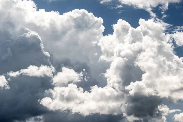 Mavi gökyüzü closeup Cumulus bulutları