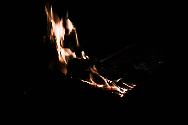 Karanlık Barbekü Yangında Alevler — Stok fotoğraf