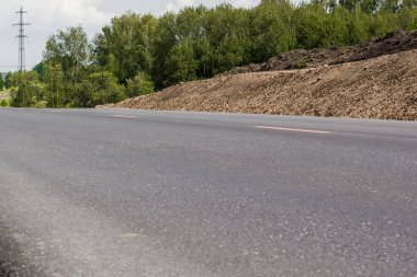 Bir yaz gününde döşeli yol kenarında