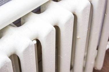 Beyaz dökme demir radyatör portre