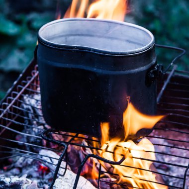 Ahşap bir ateşte siyah pot