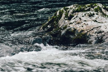 Bir dağ nehir kıyısında büyük bir taş