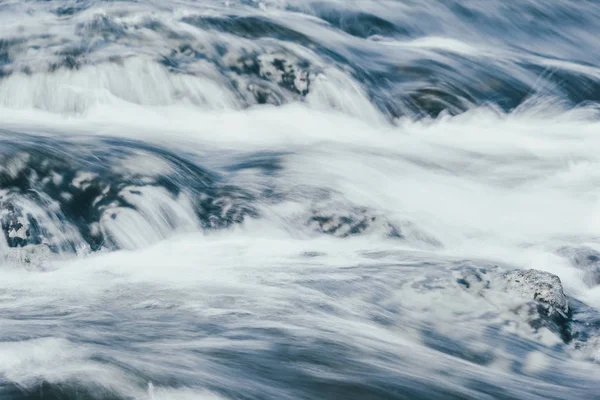 Ein Mächtiger Gebirgsfluss Die Schnelle Strömung Des Wassers — Stockfoto