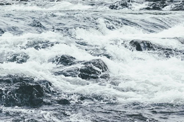 山川の強力なストリーム 水の高速流れ — ストック写真