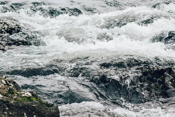 Ένα Ισχυρό Ρεύμα Του Ποταμού Στο Βουνό Γρήγορο Ρεύμα Του — Φωτογραφία Αρχείου
