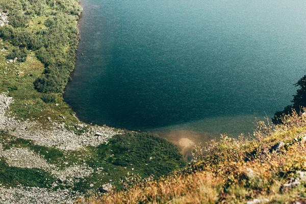 Schöner Bergsee Felsigen Sommertag — Stockfoto