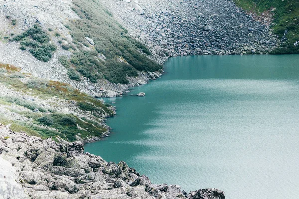 Schöner Bergsee Felsigen Sommertag — Stockfoto