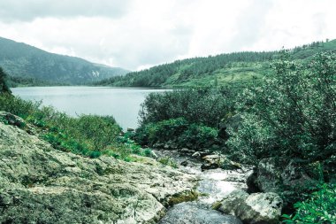 Bir dağ Gölü kıyısında en yüksek görünümden. Hill ülke ile yolculuk. Turistik, doğal güzellik.