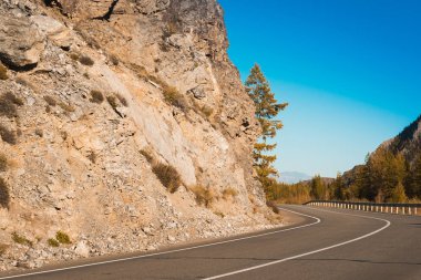 Asfalt yol bir güneşli gün dağlarda