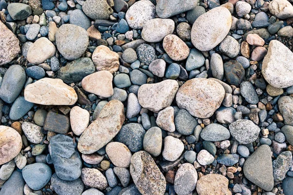 Taşları, çakıl ve kum bir dağ nehir kıyısında