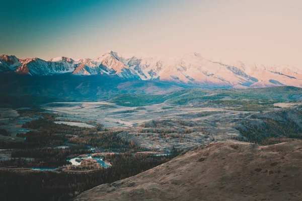 Die Aussicht Auf Die Schneebedeckten Gipfel Und Das Flusstal Morgengrauen — Stockfoto