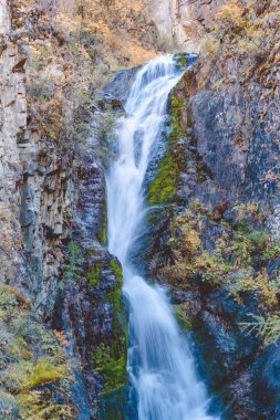 Dağ şelale kayalarda. Dağ dere, macera dağlarda.
