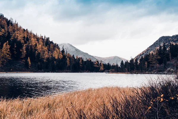 Montanha Lago Com Reflexo Superfície Espelhada Das Rochas Tempo Chuvoso — Fotografia de Stock