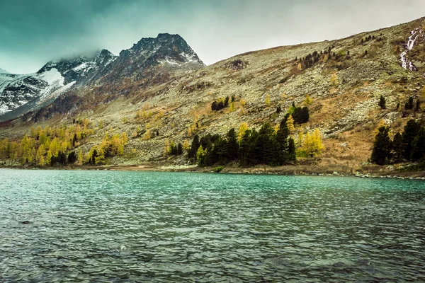 Ορεινή Λίμνη Αντανάκλαση Στο Αντανακλημένη Επιφάνεια Των Βράχων Στο Νεφελώδες — Φωτογραφία Αρχείου