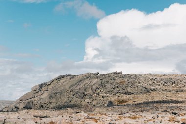 Güzel dağlar ve kayalar bulutlar gökyüzü