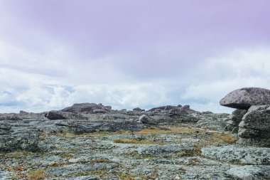 Güzel dağlar ve kayalar bulutlar gökyüzü
