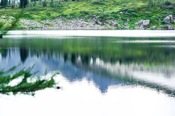 Vacker Fjällsjö Den Steniga Sommardag — Stockfoto