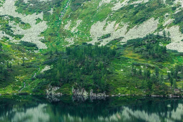 Krásné Horské Jezero Rocky Letní Den — Stock fotografie