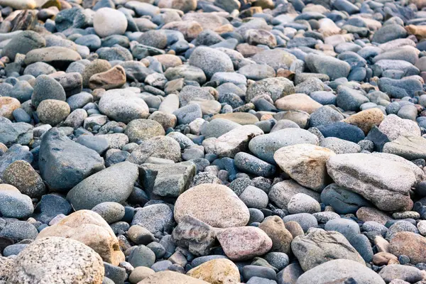 Πέτρες Βότσαλα Και Αμμουδιά Στην Όχθη Ενός Ποταμού Στο Βουνό — Φωτογραφία Αρχείου