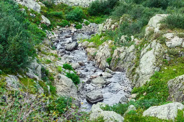 Dağ Şelale Bir Yaz Gününde — Stok fotoğraf