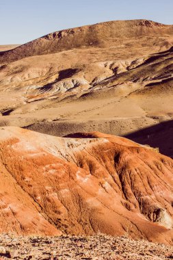 Güneşli bir günde renkli kırmızı kayalar. Kızıl-Chin, Altay Dağları'nın güzel manzara. Kanyonun Mars peyzaj.