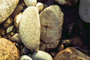 Taşları, çakıl ve kum bir dağ nehir kıyısında