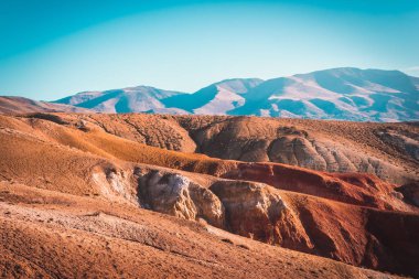 Renkli dağların mavi gökyüzünün altında. Kızıl-Chin, Altay kırmızı tepelerinde. Mars peyzaj. Kırmızı Kanyon.
