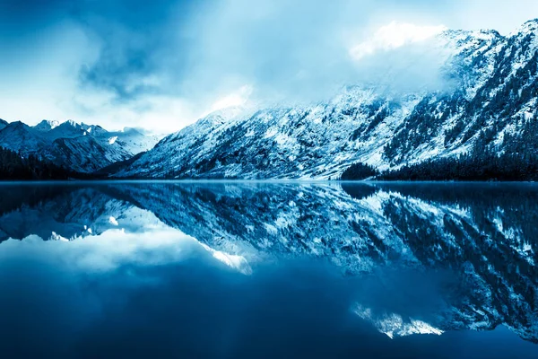 Hermoso Lago Azul Las Montañas Superficie Plana Del Espejo Del —  Fotos de Stock