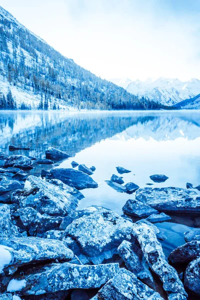 Hermoso Lago Azul Las Montañas Superficie Plana Del Espejo Del —  Fotos de Stock