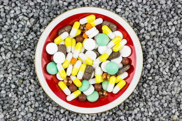 灰色背景下的各种药丸的红板 治疗肥胖的药物 — 图库照片