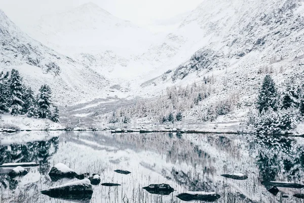 Lago Invierno Montaña Con Reflejo Rocas Superficie Del Agua Lago —  Fotos de Stock