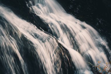 Dağ şelale kayalarda. Dağ dere, tazelik taş.