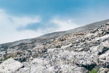 Güzel dağlar ve kayalar bulutlar gökyüzü