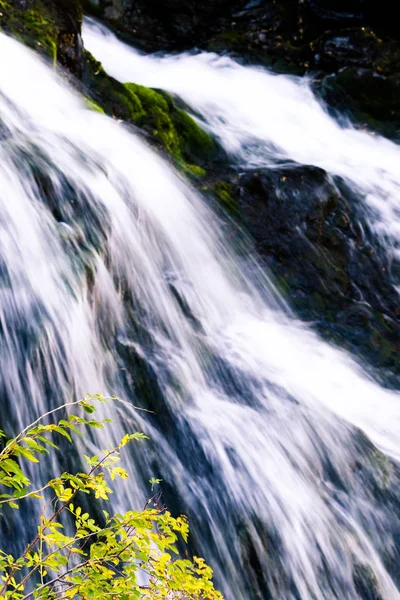 Cascata Montagna Tra Rocce Ruscello Montagna Freschezza Delle Rocce — Foto Stock