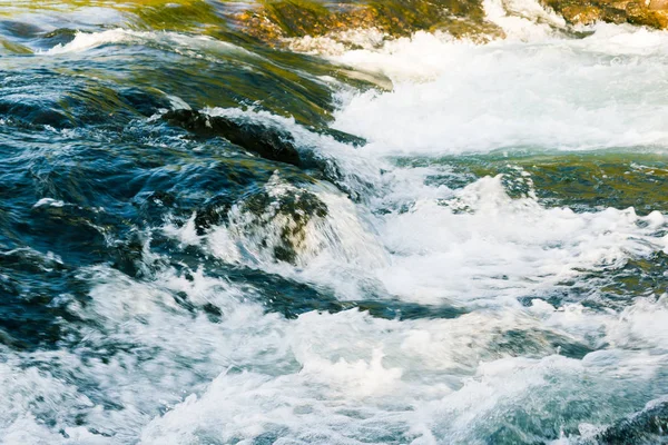 Schneller Gebirgsfluss Rasantem Fluss Grünen Wald — Stockfoto