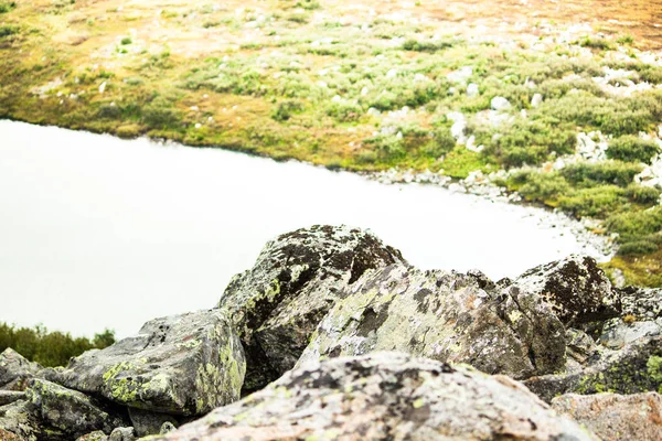 Güzel Dağ Gölü Kayalık Yaz Gün — Stok fotoğraf