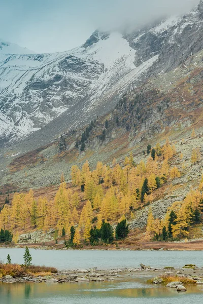 Lac Montagne Avec Réflexion Dans Surface Réfléchie Des Roches Par — Photo