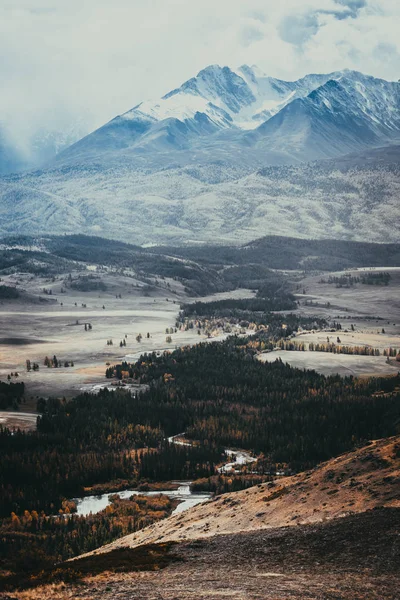 Schöne Bergkette Unter Den Wolken Schneebedeckte Felsspitzen Blick Auf Das — Stockfoto