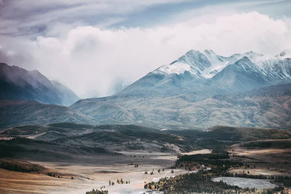 Piękne Pasmo Górskie Pod Chmurami Ośnieżone Szczyty Skał Widok Dolinę — Zdjęcie stockowe