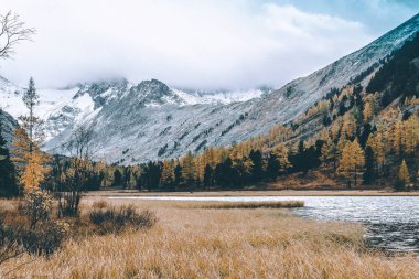 Kayaların yansıtılmış yüzeye yansıması ile dağ gölü. Dağ ülke ve doğa güzelliği.
