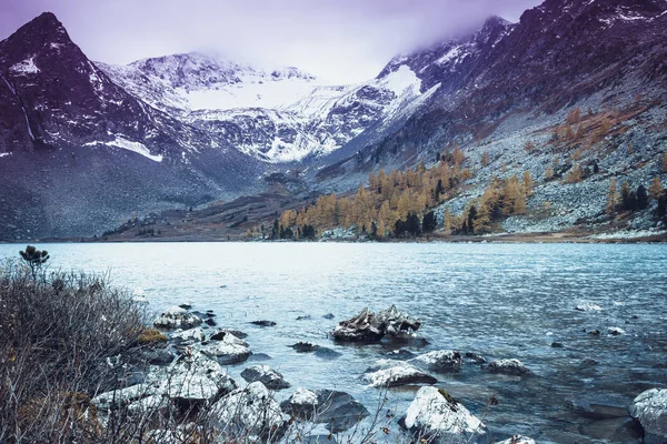 Ορεινή Λίμνη Αντανάκλαση Στο Αντανακλημένη Επιφάνεια Των Βράχων Ομορφιά Του — Φωτογραφία Αρχείου