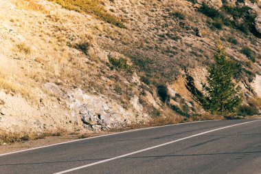 Asfalt yol bir güneşli gün dağlarda