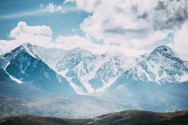 雲の下の美しい山の範囲 岩の雪のピーク アルタイ共和国の山の谷の眺め — ストック写真
