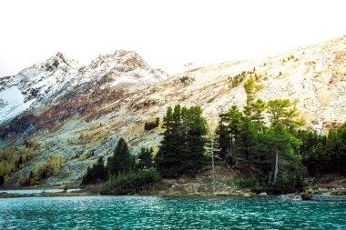 Dağlarda güzel turkuaz Gölü. Doğanın güzelliği. Altay doğa rezerv ile yürüyüş turu.