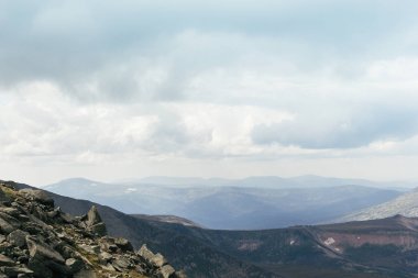 Güzel dağlar ve kayalar bulutlar gökyüzü