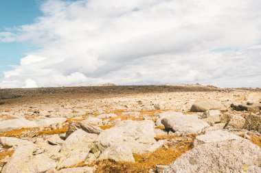 Güzel dağlar ve kayalar bulutlar gökyüzü