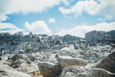 Güzel dağlar ve kayalar bulutlar gökyüzü