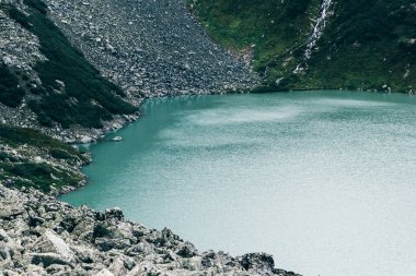 Güzel dağ gölü kayalık yaz gün