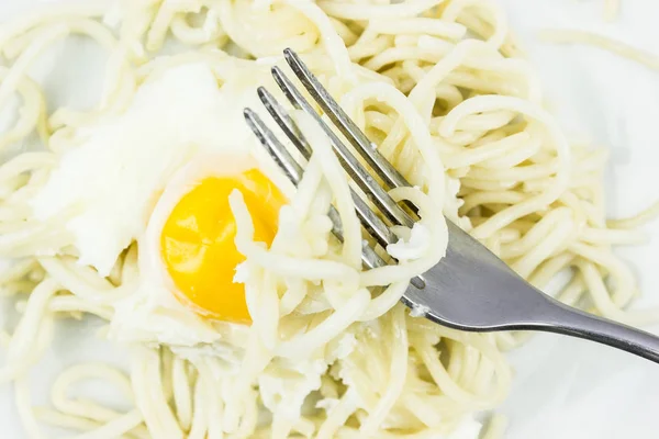 在叉子上炒鸡蛋和意大利面条 午餐期间的膳食 — 图库照片