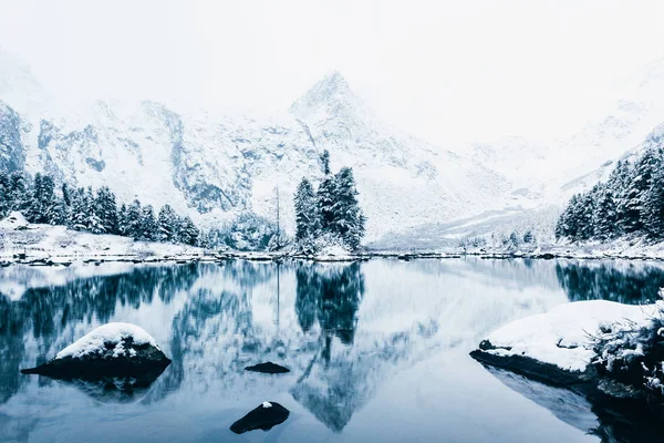 Superficie Espejo Del Lago Invierno Con Una Cordillera Primera Nieve —  Fotos de Stock